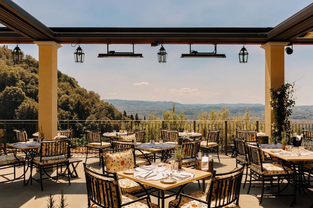 The laid-back San Michele Grill sits by the swimming pool